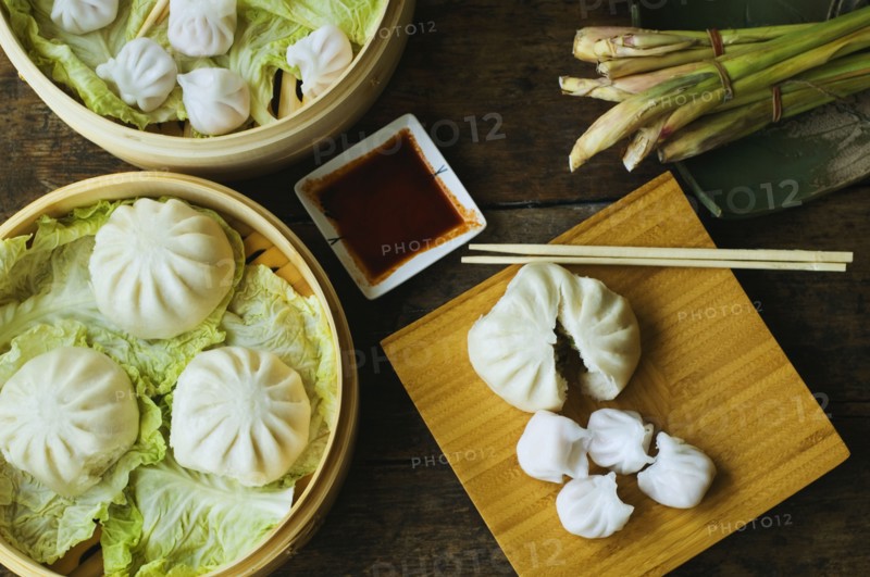 Asian dumpling in steamer with cabbage