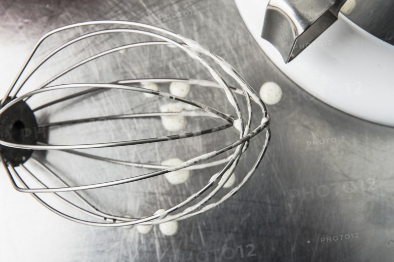 Droplets under wire whisk