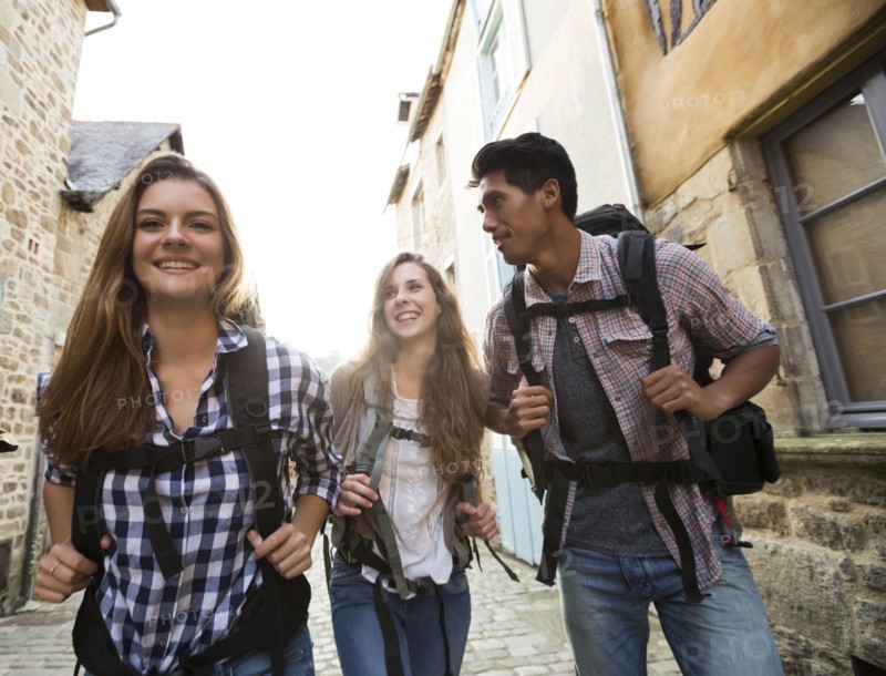 Friends backpacking in city