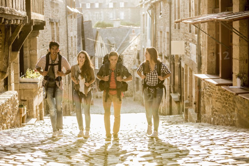 Friends backpacking in city