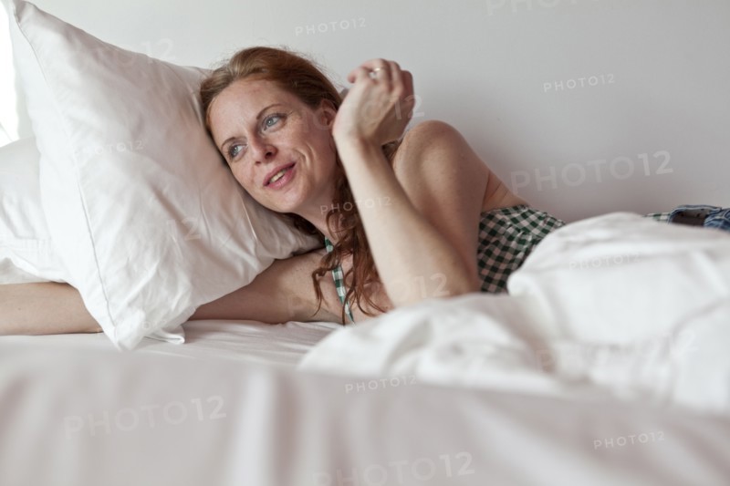 Caucasian woman laying in bed