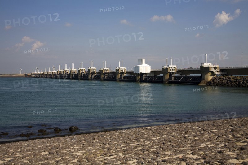 Dam across ocean