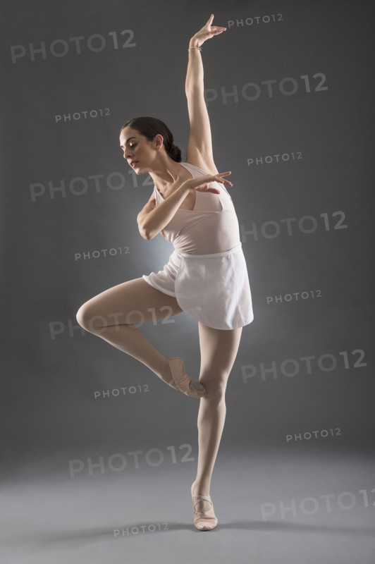 Hispanic ballet dancer posing on tip toe