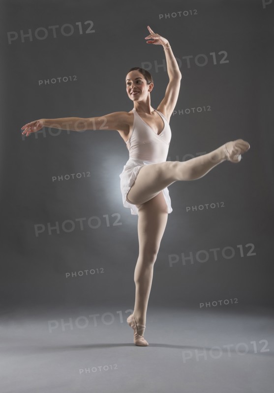 Hispanic ballet dancer posing on tip toe
