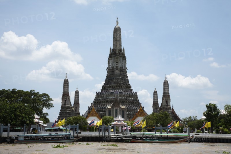 Wat Arun and boats on Phraya River