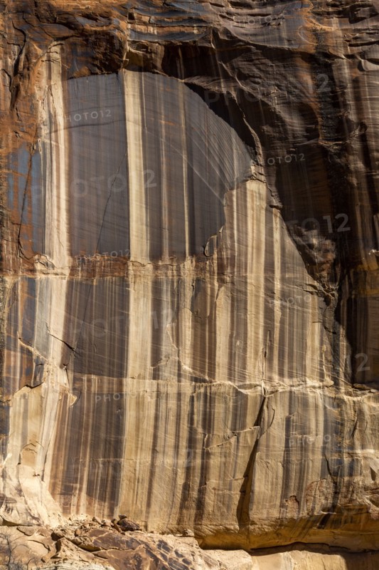 Color striations in sandstone cliffs