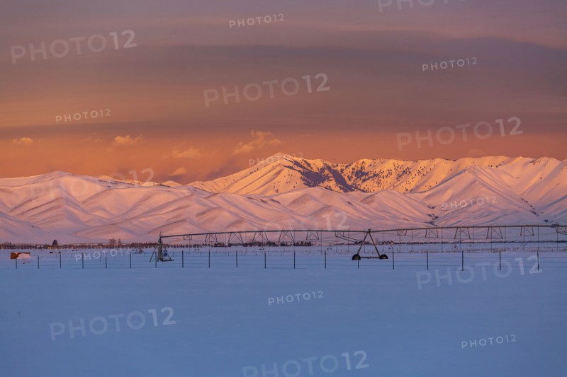 USA, Idaho, Bellevue, Snow covered field and mountains at sunrise