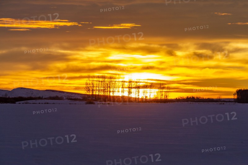 USA, Idaho, Bellevue, Sun rising over snow covered field