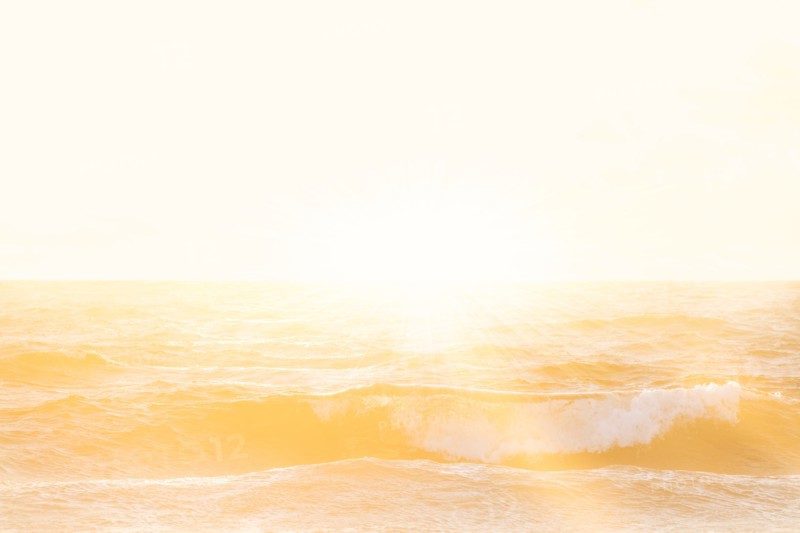 Setting sun shining above ocean
