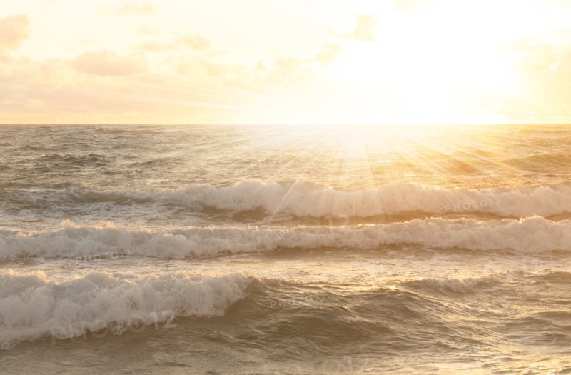 Setting sun shining above ocean