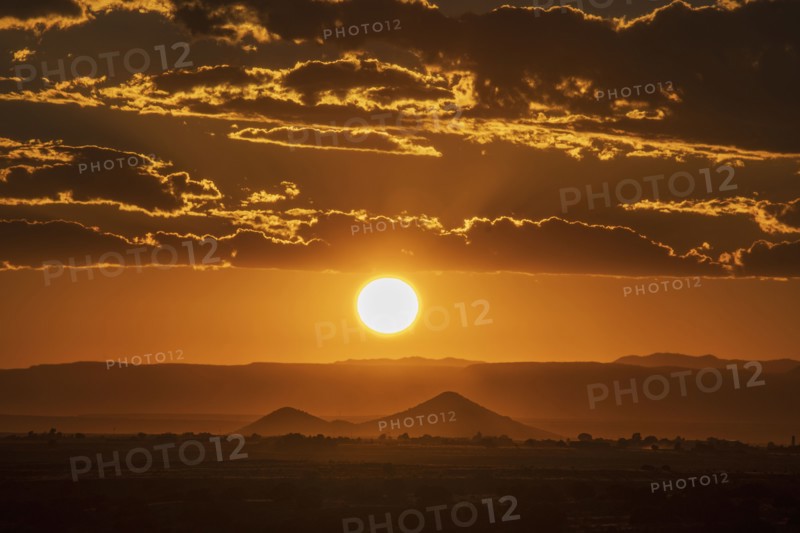 Usa, New Mexico, Santa Fe, Sun setting over High Desert, Santa Fe, New Mexico, USA