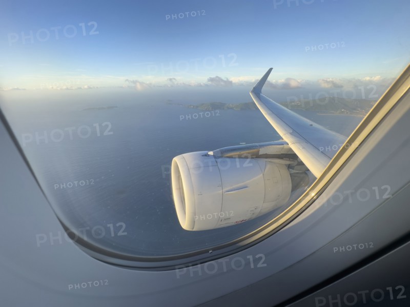 USA, United States Virgin Islands, St. Thomas, Airplane engine and Caribbean Sea seen through jet window, St. Thomas, United States Virgin Islands, USA