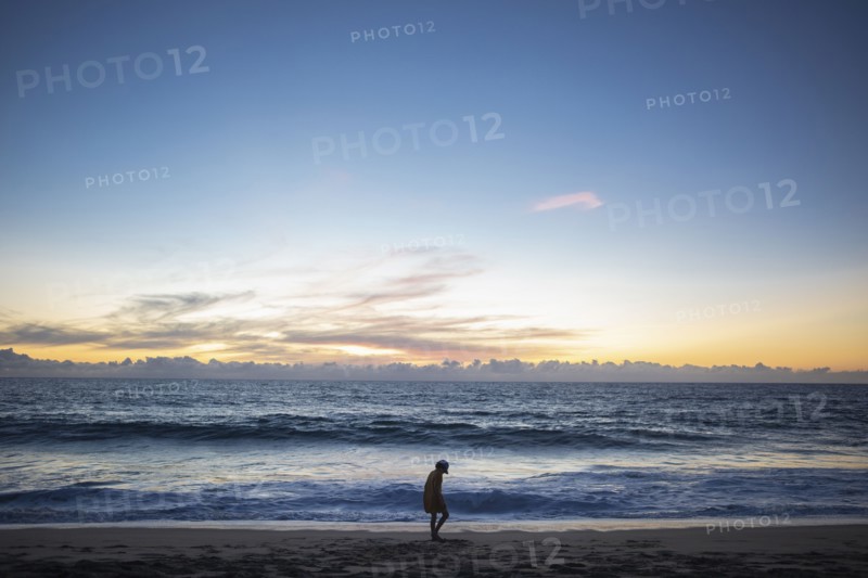 Mexico, Baja, Pescadero, Silhouette of boy on beach at dusk, Pescadero, Baja, Mexcio