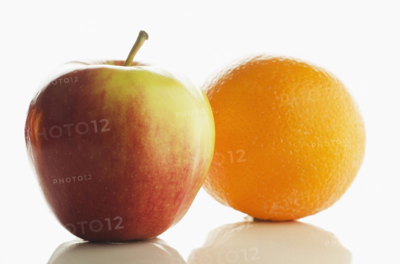 USA, New Jersey, Chatham, Studio shot of apple and orange on white background, Chatham, New Jersey, USA