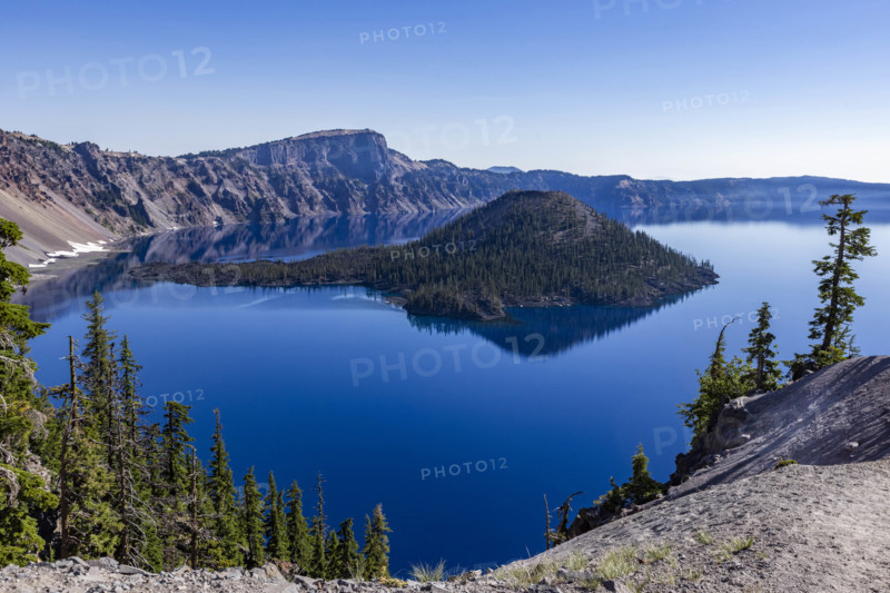 USA, Oregon, Clear sky over calm Crater lake