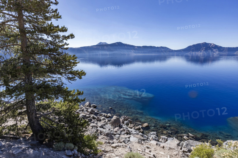 USA, Oregon, Clear sky over calm Crater lake