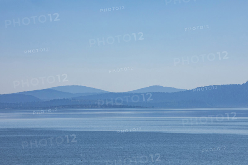 USA, Oregon, Klamath Falls, Clear blue sky and hills by calm Kiamath Lake