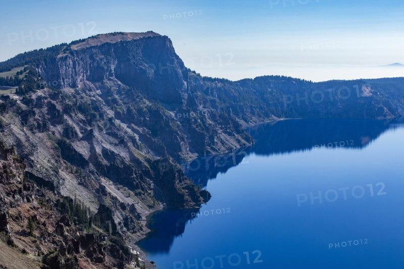USA, Oregon, Cliffs by calm blue Crater lake