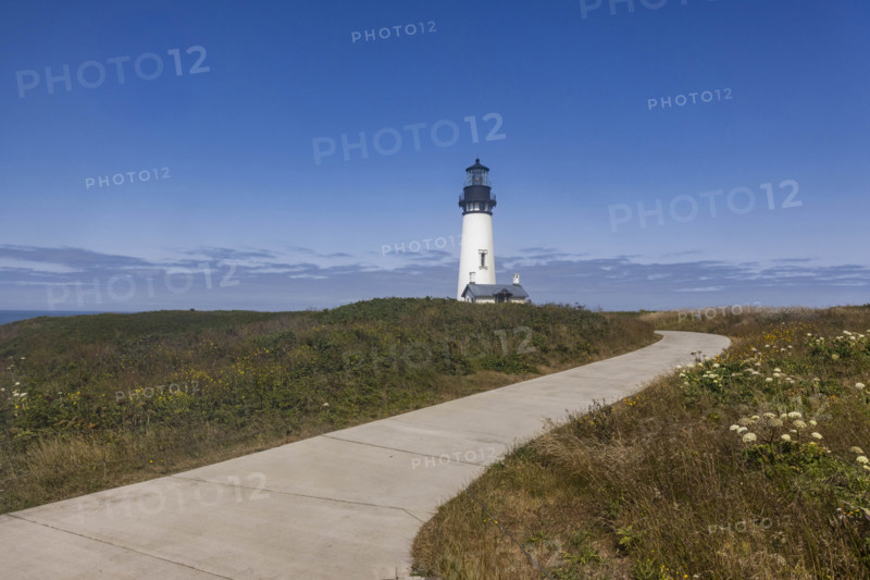 USA, Oregon, Newport, Footpath leading to lighthouse at Yaquina Head Outstanding Natural Area