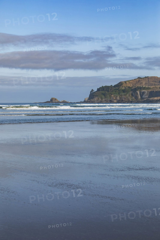 USA, Oregon, Newport, Wet beach at Yaquina Head on Oregon Coast
