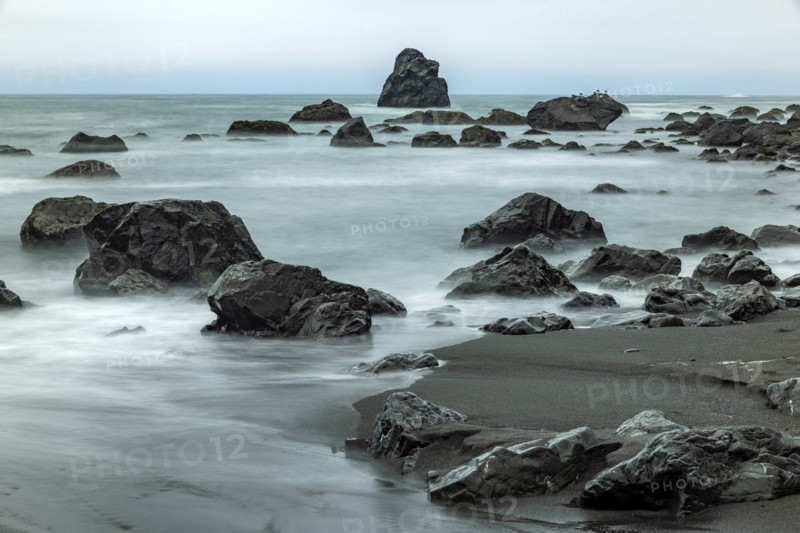 USA, Oregon, Brookings, Sea waves on rocky coast, long exposure