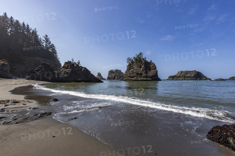 USA, Oregon, Brookings, Sea waves washing empty Secret Beach on Oregon Coast