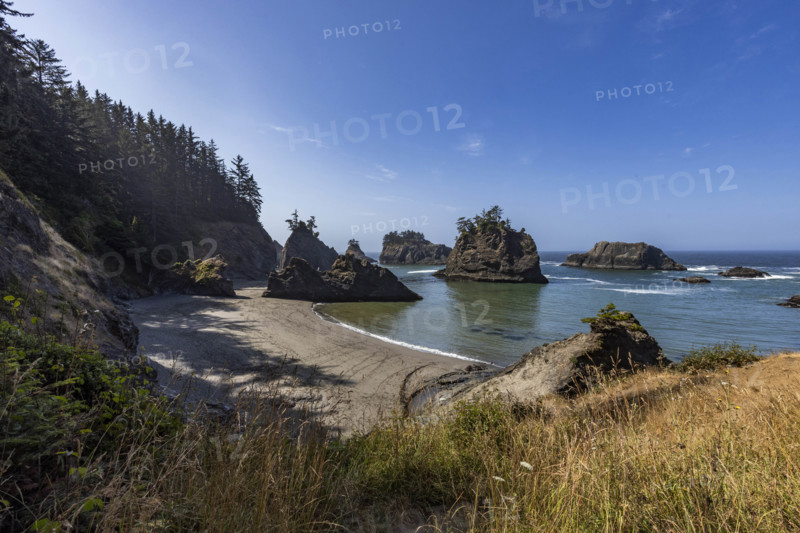 USA, Oregon, Brookings, Sea waves washing empty Secret Beach on Oregon Coast
