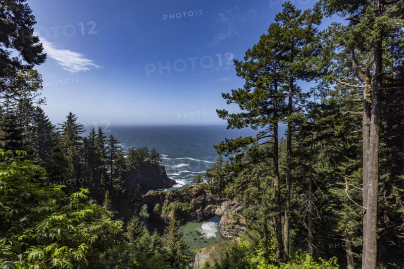 USA, Oregon, Brookings, Natural bridges formation on Oregon Coast