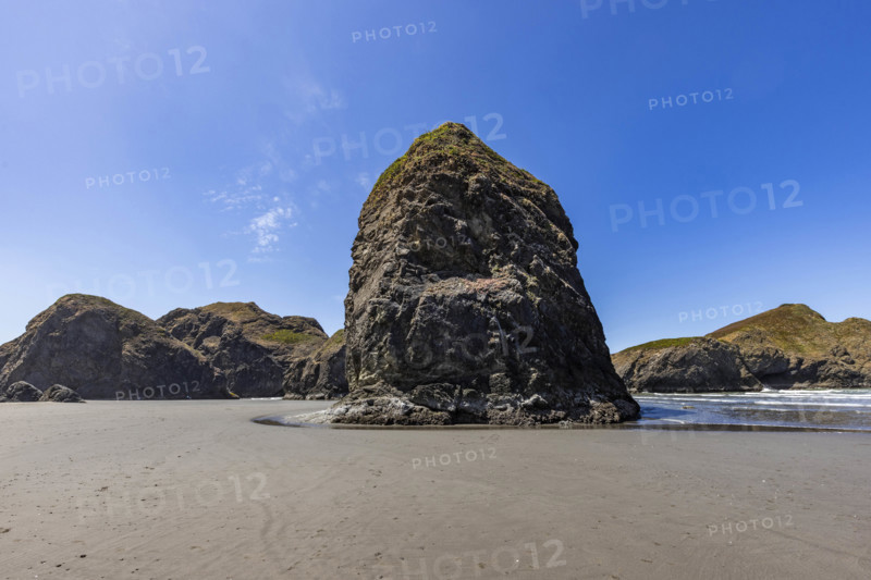 USA, Oregon, Brookings, Rock formations on empty Oregon Coast beach