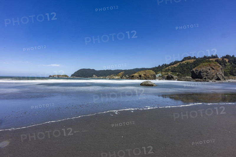 USA, Oregon, Brookings, Rock formations on empty Oregon Coast beach