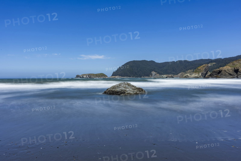 USA, Oregon, Brookings, Rock formations on empty Oregon Coast beach