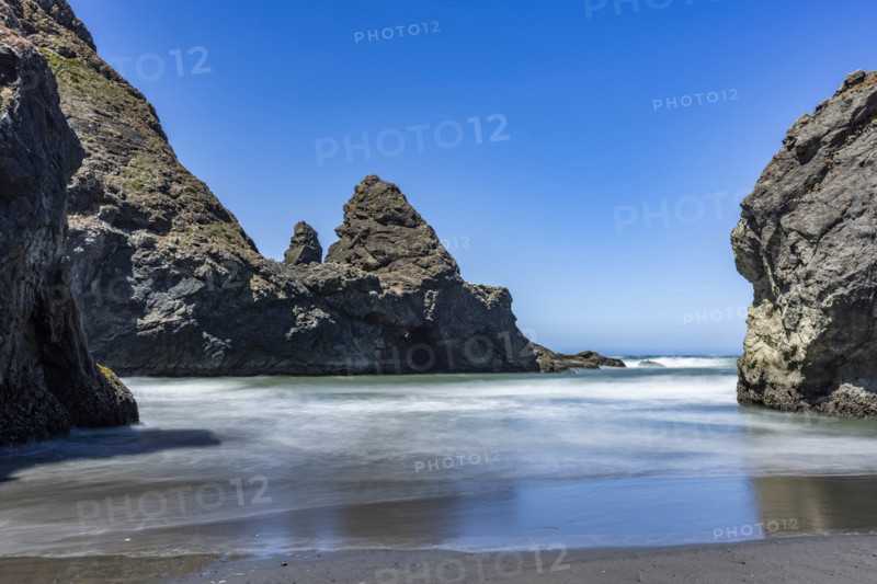 USA, Oregon, Brookings, Rock formations on empty Oregon Coast beach