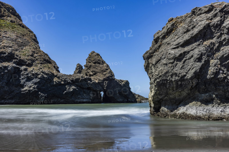 USA, Oregon, Brookings, Rock formations on empty Oregon Coast beach