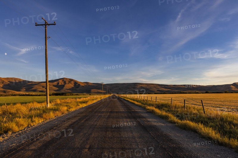 USA, Idaho, Bellevue, Empty dirt road in rural landscape