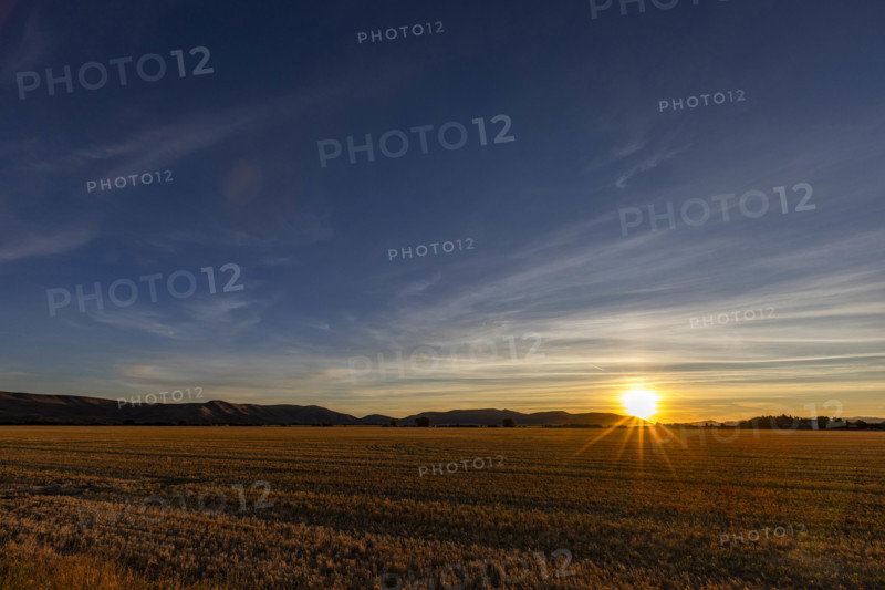 USA, Idaho, Bellevue, Sun setting over fall fields