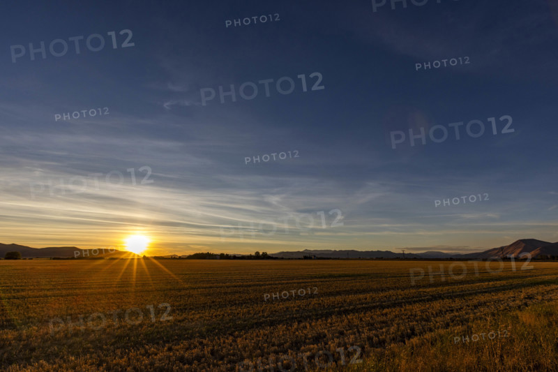 USA, Idaho, Bellevue, Sun setting over fall fields