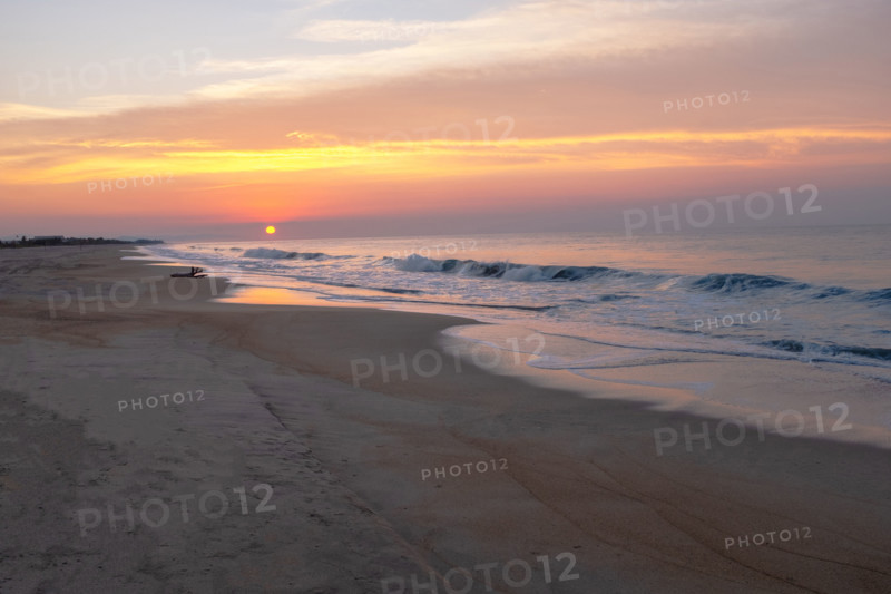 Mexico, Oaxaca State, Puerto Escondido, Costa Chica, Sun setting over ocean and empty beach