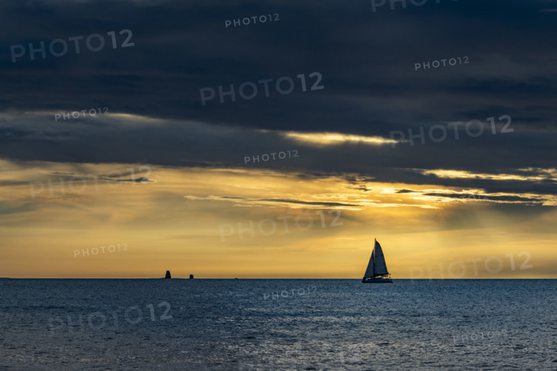 Costa Rica, Guanacaste, Playa Flamingo, Silhouette of sailboat on sea horizon at sunset