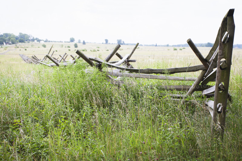 USA, Pennsylvania, Gettysburg, Fence in grassy field at Cemetery Ridge