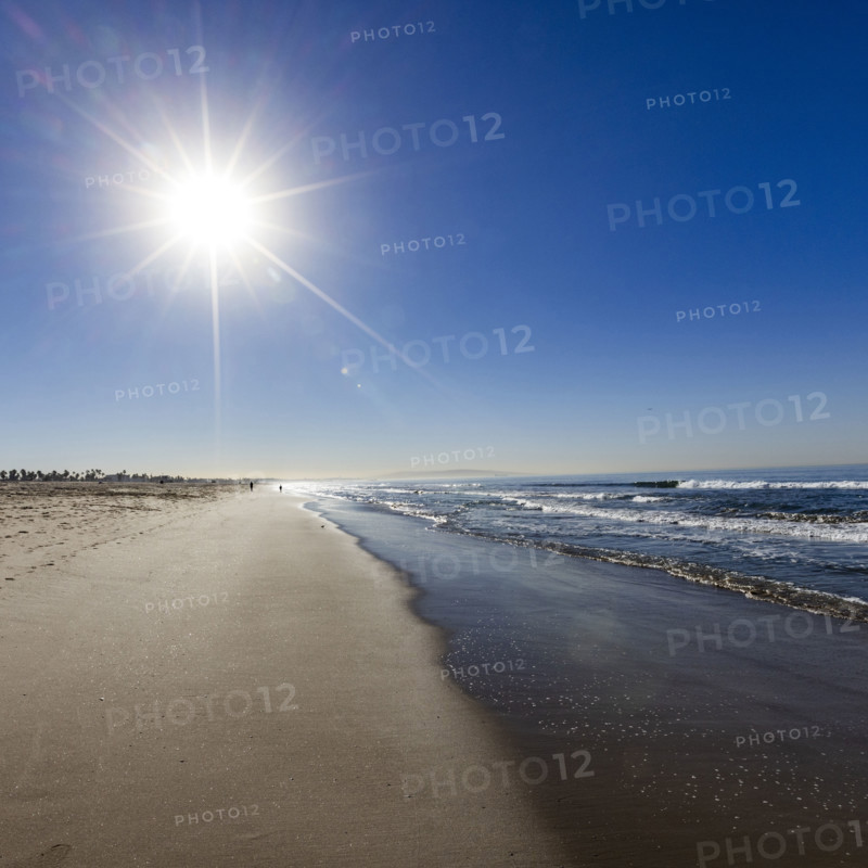 USA, California, Santa Monica, Morning sun on clear sky above Santa Monica Beach