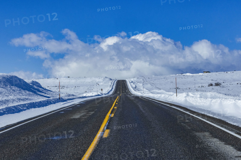 USA, Idaho, Fairfield, Empty Idaho Highway 20 in winter