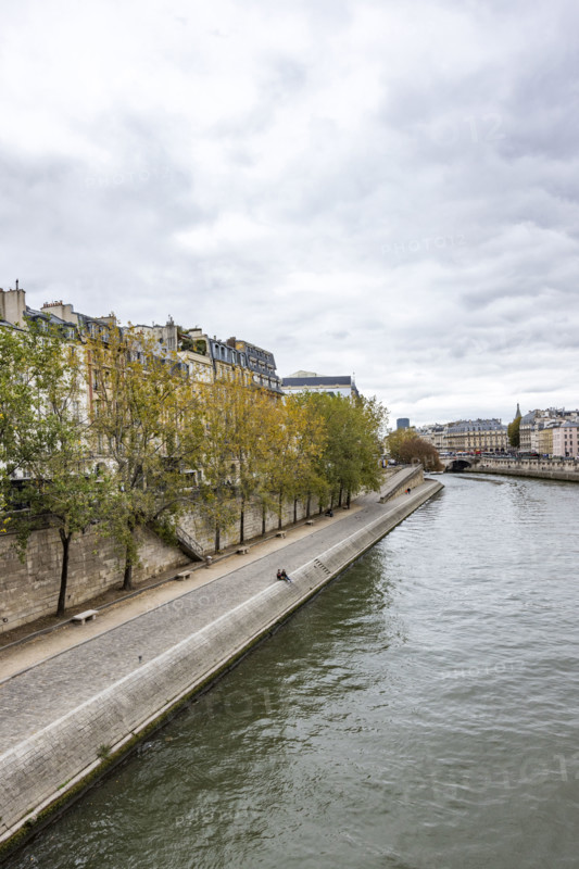 Seine River along Ile Saint-Louis. Paris, Ile de France, France.