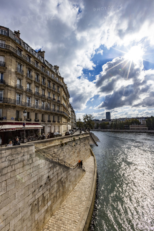Tourists by Seine River along Ile Saint-Louis. Paris, Ile de France, France.
