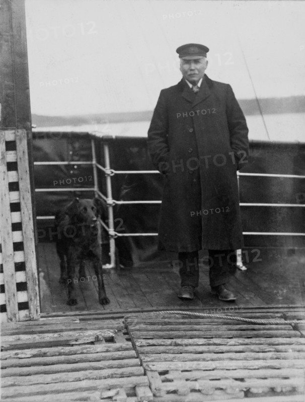 Le capitaine de l’une des navettes chargées de transborder les passagers embarquant sur le RMS Titanic, à Queenstown (Cobh), le port irlandais n’étant pas assez profond pour accommoder la taille du paquebot. (Photo par Fr Browne SJ Collection/Universal Images Group). Restriction: exclut toute exploitation cinématographique, télévisuelle et sur support DVD, ou utilisation dans le cadre d’une exposition sur le Titanic, sans consentement préalable écrit. (Photo by Father Browne/Universal Image Group).