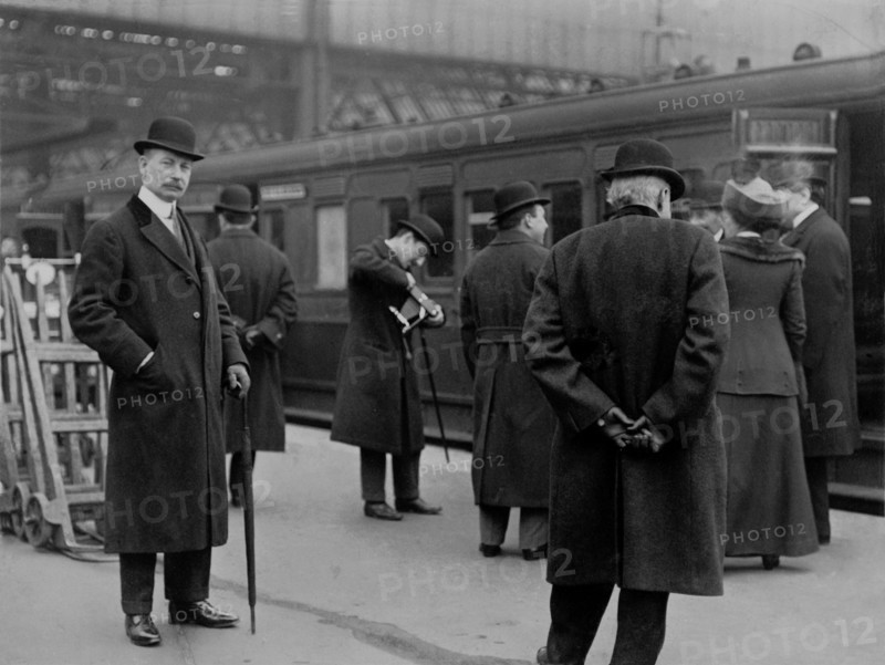 Passagers prenant le train pour Southampton, afin de rejoindre le RMS Titanic