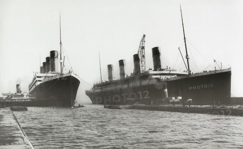 Le RMS Olympic (à gauche) et le RMS Titanic (à droite)
