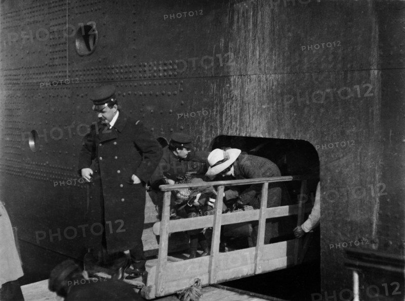 Une passagère et son enfant, débarquant maladroitement du RMS Franconia