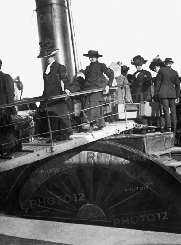 Passagères du RMS Titanic débarquant du transbordeur "America", à Queenstown en Irlande
