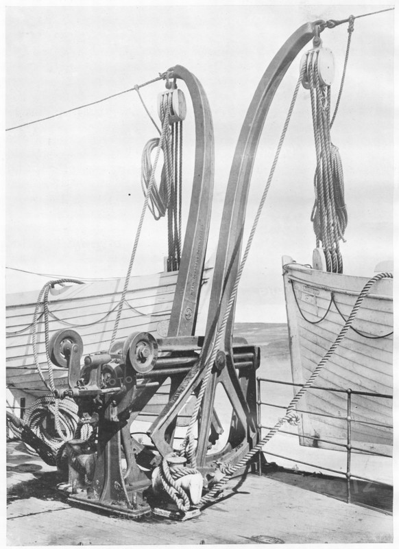 Illustration montrant deux des bossoirs Welin Davit utilisés pour descendre les canots de sauvetage, à bord du RMS Titanic. Construit par Harland & Wolff, à Belfast (Irlande), en 1910-1911, le RMS Titanic sombra après avoir heurté un iceberg, le 15 avril 1912, au large de Terre-Neuve, lors de son voyage inaugural de Southampton (Angleterre) à New York (USA), entraînant la perte de 1522 passagers et membres d’équipage. (Photo par Titanic Images/Universal Images Group)