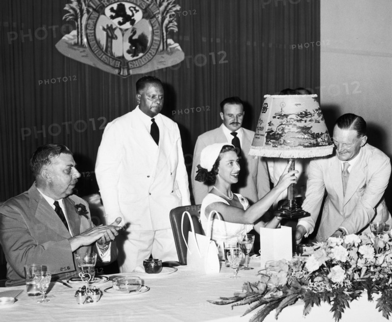 Princess Margaret receives a lamp. A publicity photograph from the East African Railways and Harbours Administration (EAR&H) showing Princess Margaret, the younger sister of Queen Elizabeth II, examining a desk lamp given as a gift by railway officials. Nairobi, Kenya, 19 October 1956. Nairobi, Nairobi Area, Kenya, Eastern Africa, Africa.